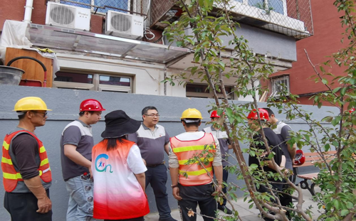 路鵬達(dá)黨支部為砂石廠社區(qū)修復(fù)居民樓外立面保溫層加裝空調(diào)冷凝管
