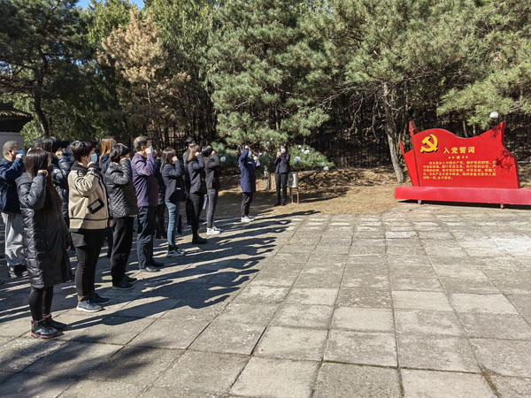 路鵬達(dá)黨支部開展“清明憶先烈 追思革命情”清明節(jié)祭掃活動(dòng)