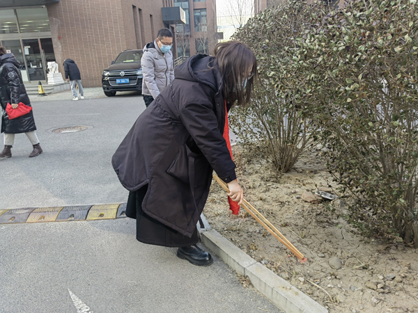 路鵬達黨支部開展“黨員帶頭齊清掃 干凈整潔迎新年”活動